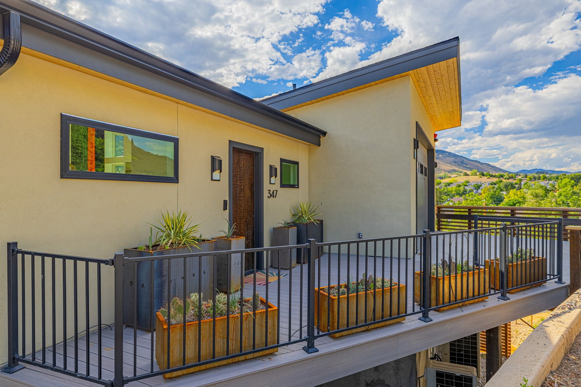 Entry deck with a horizontal steel railing